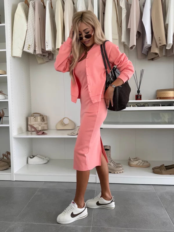 Karin Şıklığıyla Öne Çıkan Konforlu Elbise ve Ceket Takımı