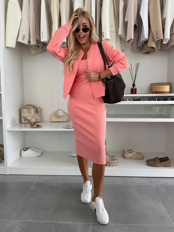 Karin Şıklığıyla Öne Çıkan Konforlu Elbise ve Ceket Takımı