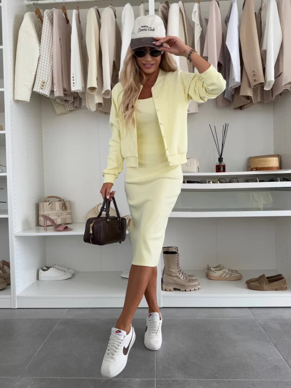 Karin Şıklığıyla Öne Çıkan Konforlu Elbise ve Ceket Takımı