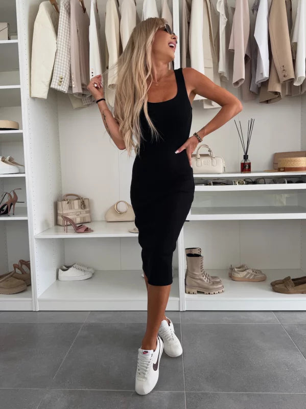 Karin Şıklığıyla Öne Çıkan Konforlu Elbise ve Ceket Takımı